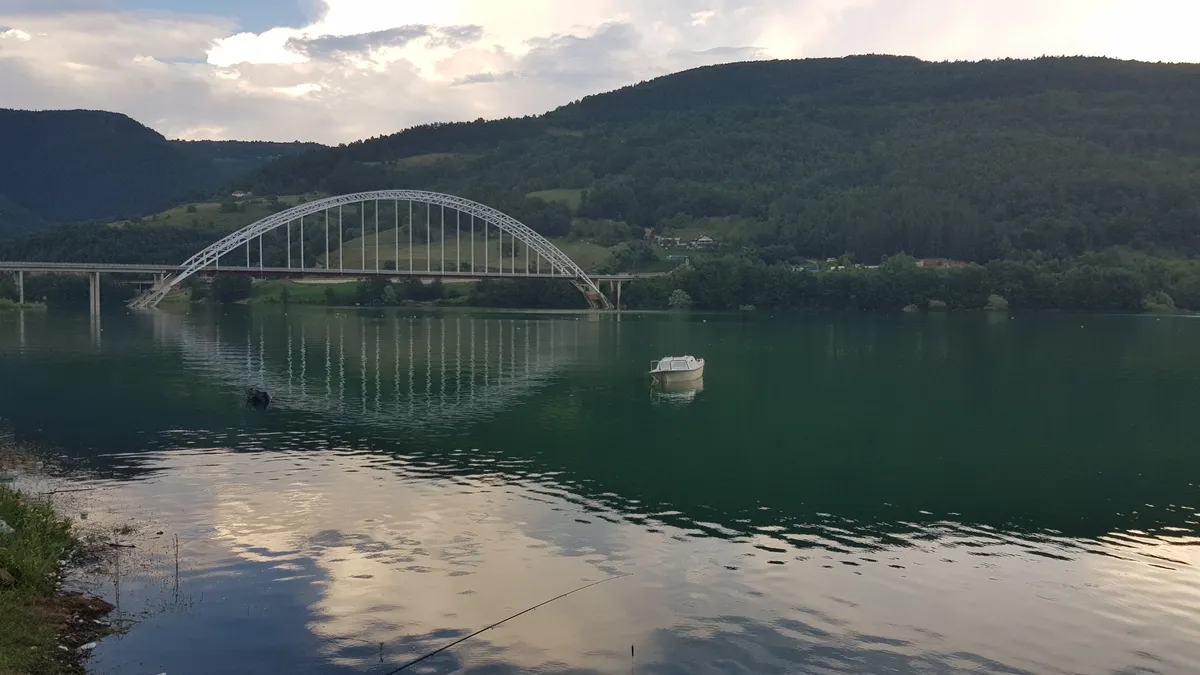 Počelo rušenje vikendica oko jezera Gazivode: Srušene tri, biće nastavljeno sa rušenjem preostalih osam