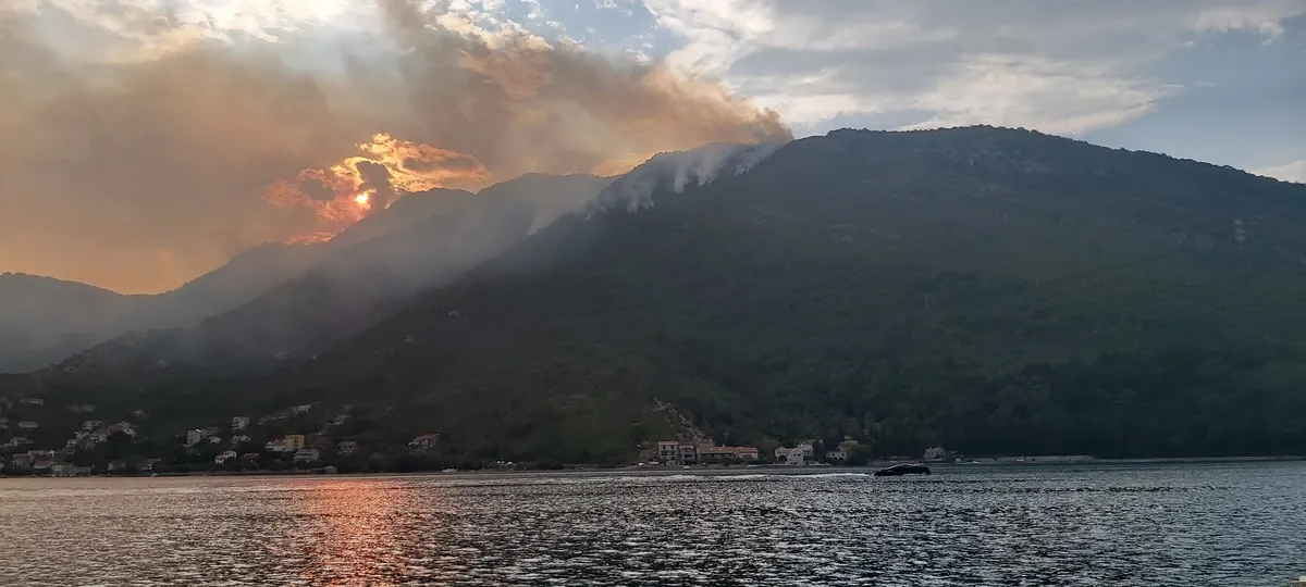 VIDEO Požar na plaži Jaz