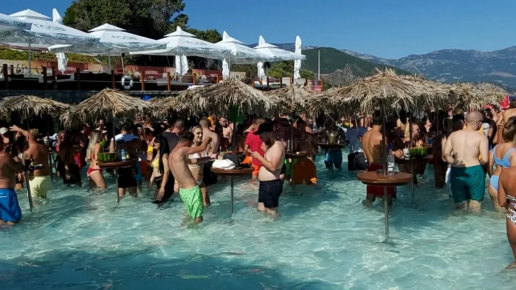 Video iz 1963. godine deli se po mrežama i pokazuje kako je nekad bilo letovati u Budvi