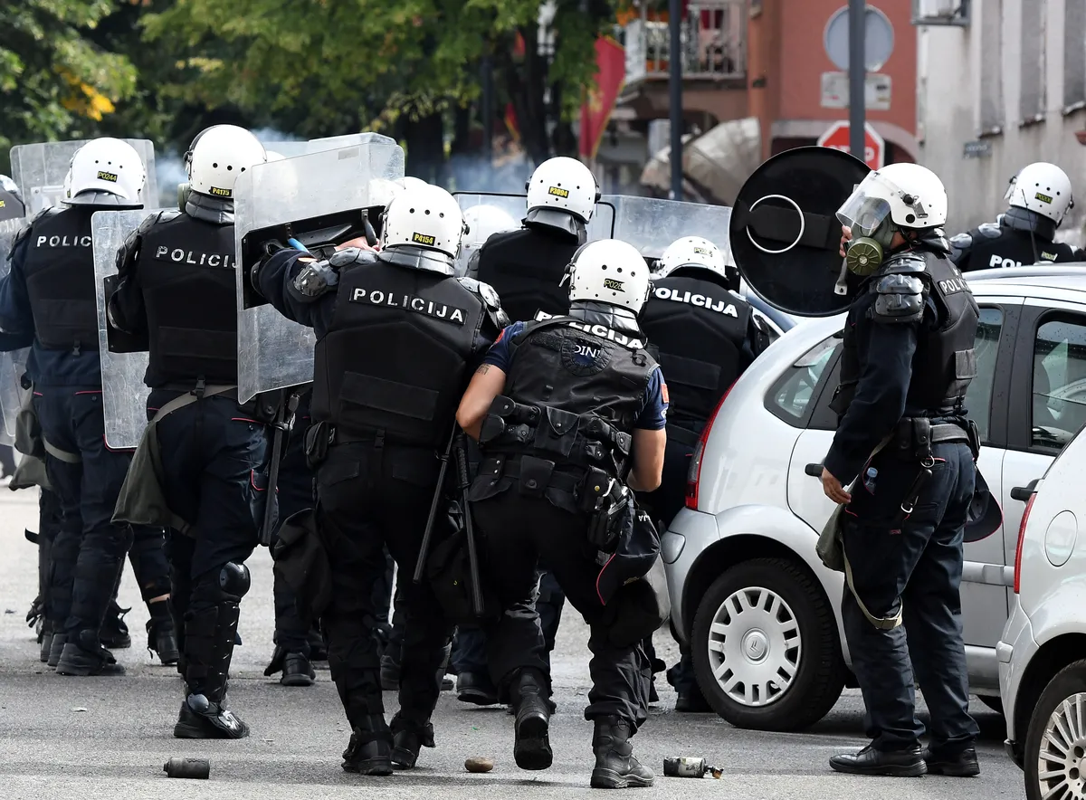 Poznato ko su "škaljarci" koji su uhapšeni u Crnoj Gori: Dovode ih u vezu sa šest surovih likvidacija, sumnja se da su bili egzekutori klana, jedan podigao tri prsta dok su ga privodili