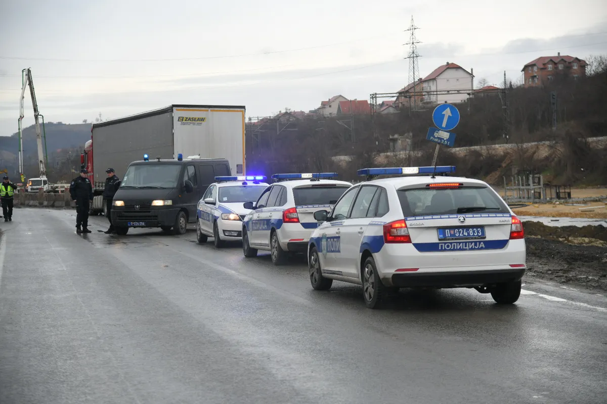 Teška nesreća na putu Ruma-Irig: Sudarila se dva kamiona, jedan se zapalio