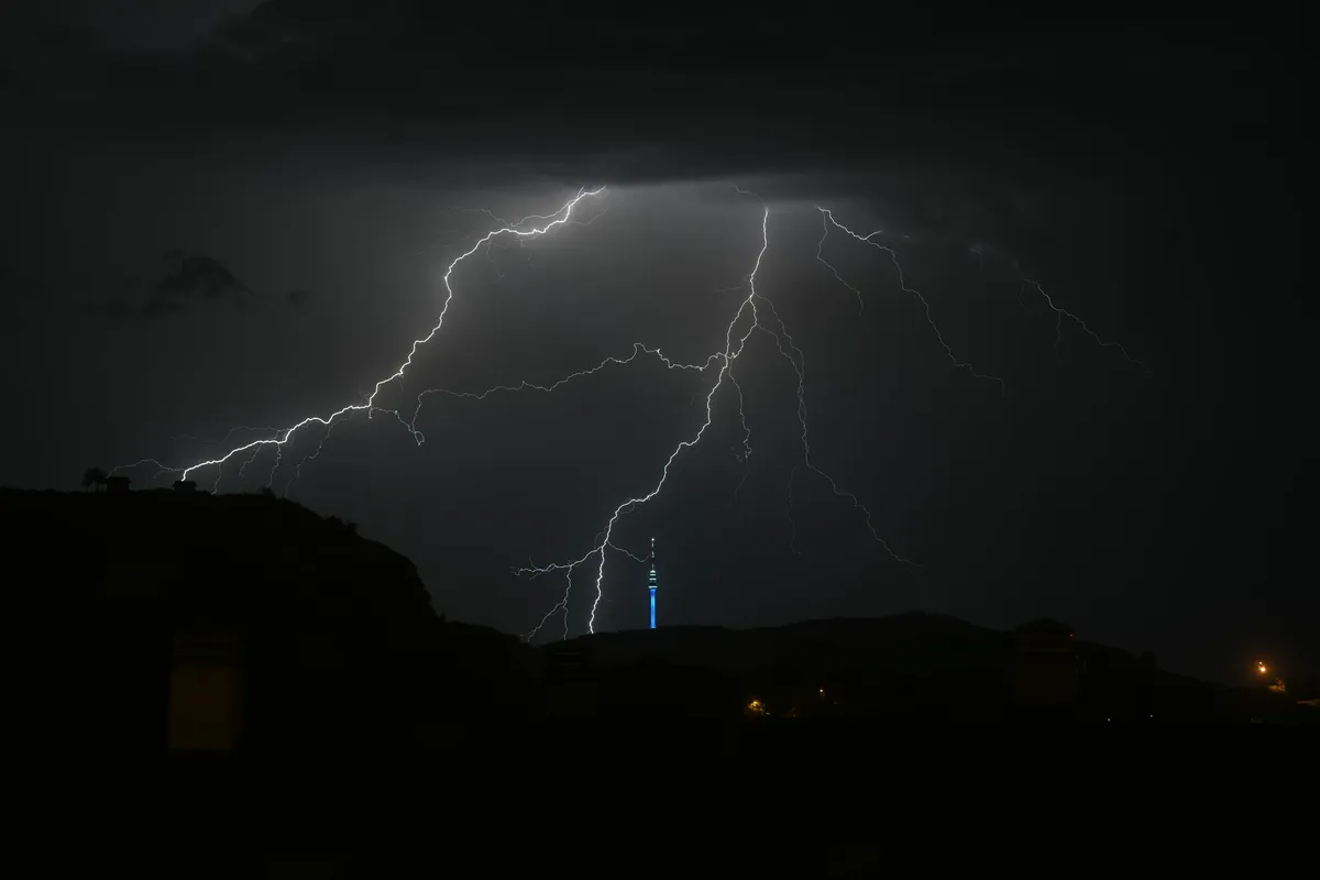 Snažna oluja pogodila Sloveniju, temperature pale za 10 stepeni: Izdato hitno upozorenje