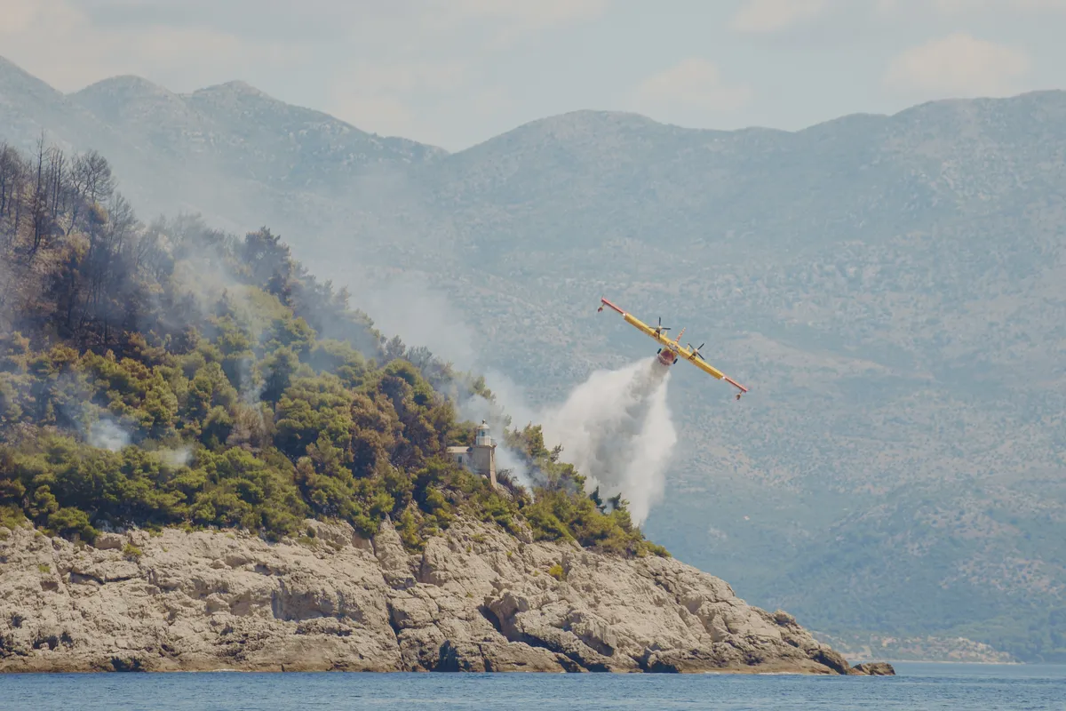 VIDEO Veliki požar na Visu: Vatru gasi 70 vatrogasaca, stigli i kanaderi