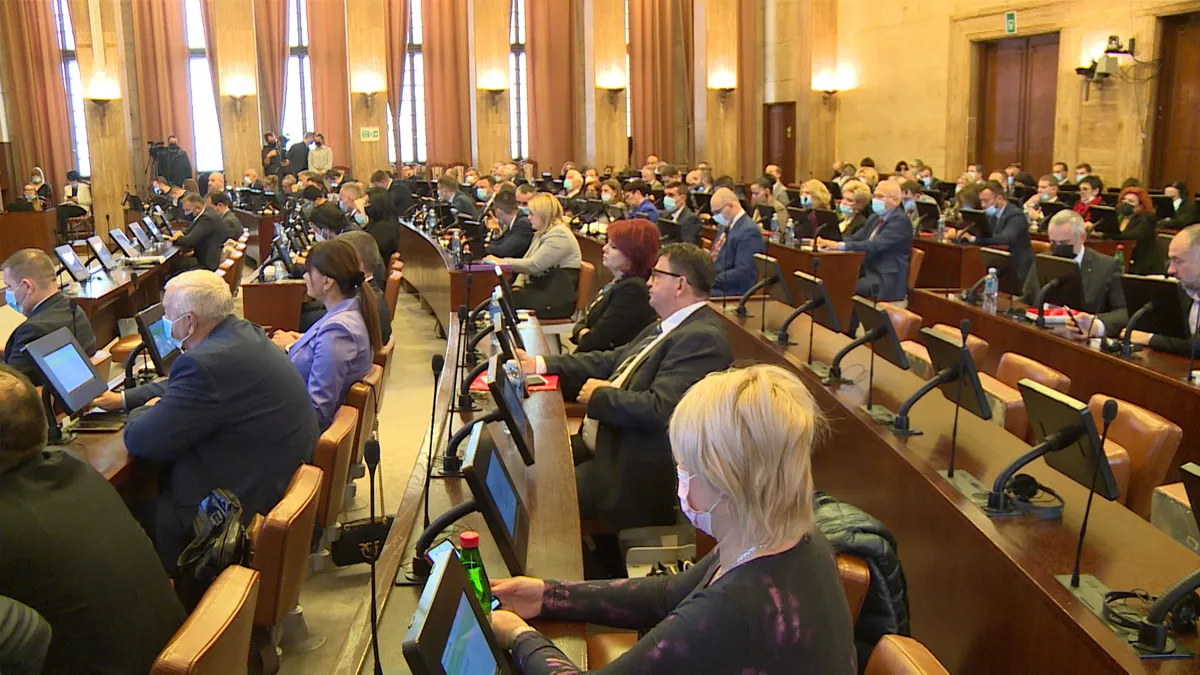 Haos u Skupštini Vojvodine: Poslanik pomenuo pad nadstrešnice, predsednik parlamenta pozvao obezbeđenje da ga izbaci iz sale. Umešala se cela opozicija