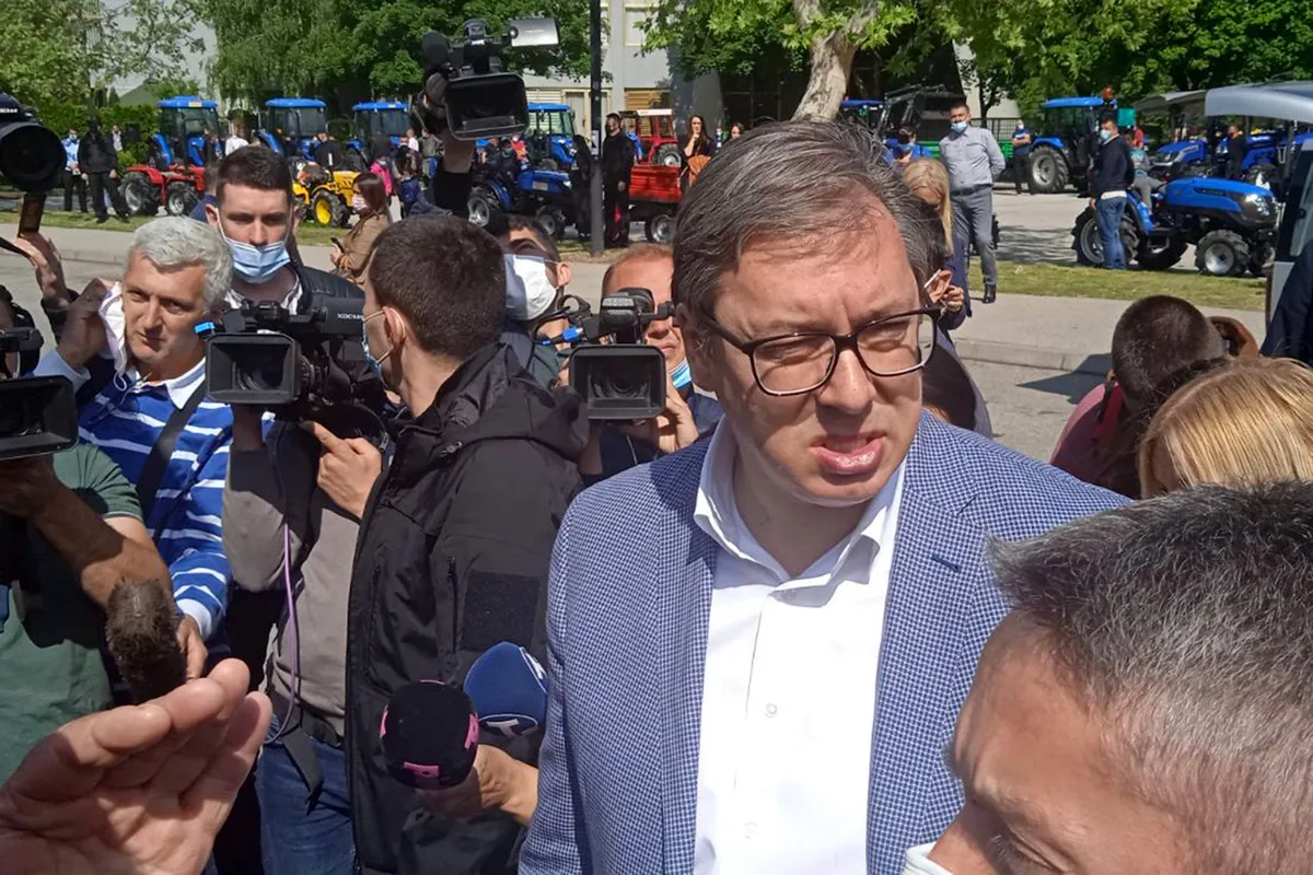 "Predsednik obilazi radove na deonici brze saobraćajnice kod Bezdana, iste one koju su naprednjaci dosad već tri puta svečano otvarali i obilazili"