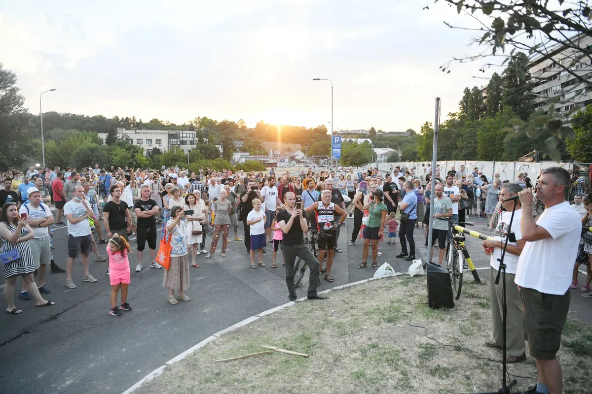 Stanari Bloka 63 najavili blokadu jer su tokom radova posečena višegodišnja stabla