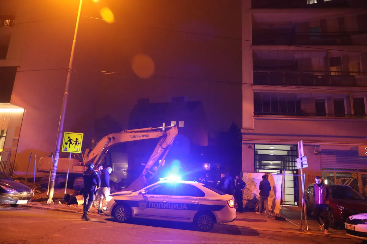 Horor na gradilištu u Beogradu: Maskirani napadači tukli radnika lopatom, pa ga vezanog bacili u kontejner