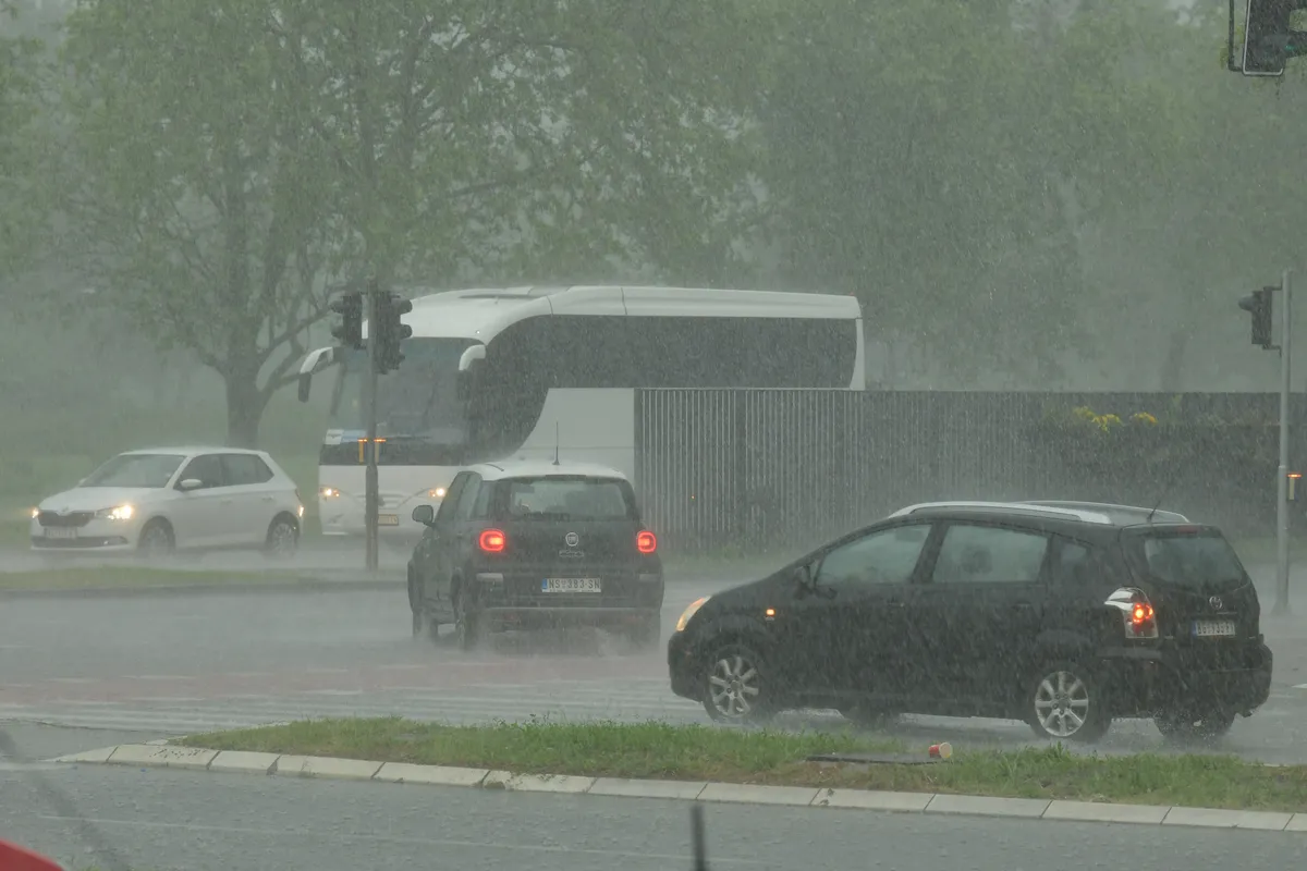 Hitno upozorenje RHMZ: Pljusak sa olujnim vetrom zahvatio Novi Sad i Požarevac, stiže i u Beograd