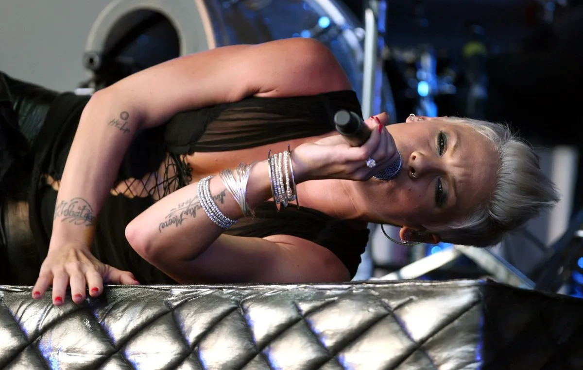 "Zamahnula je ka meni u klubu": O tuči slavnih pevačica i dalje se priča - kojoj verujete?