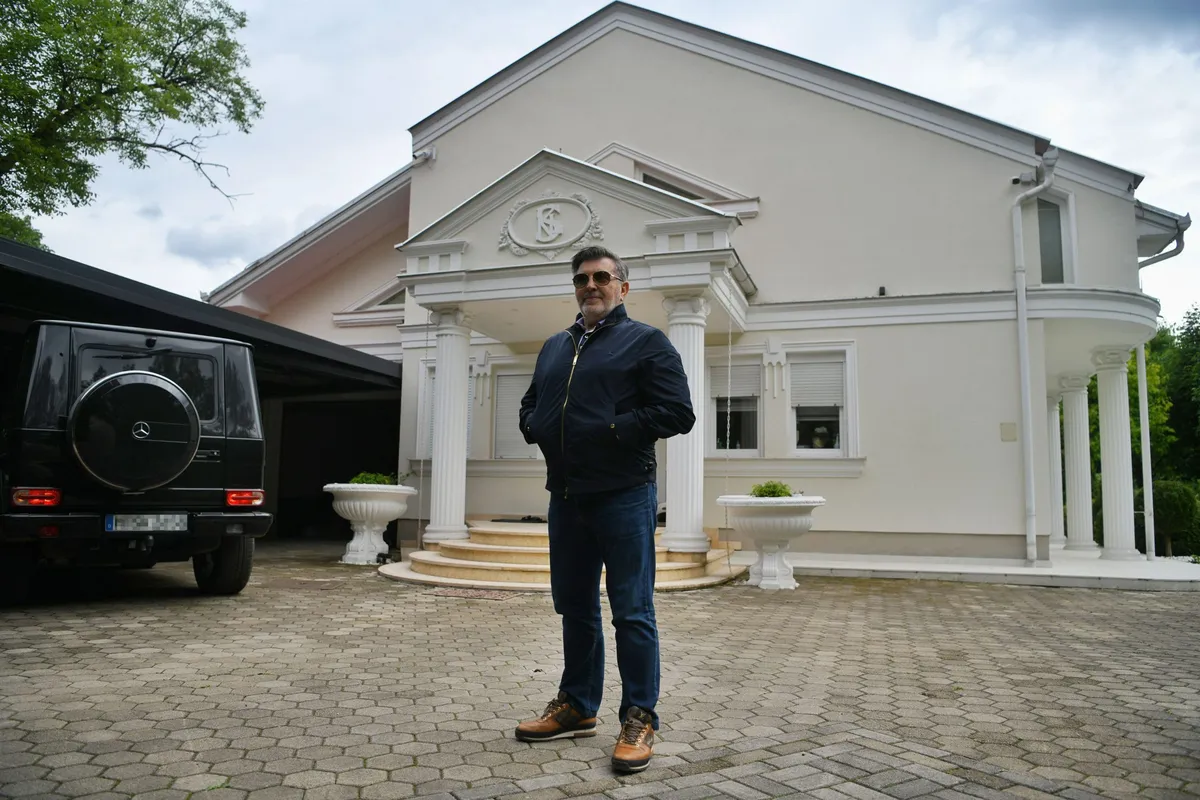 Šerif Konjević je na estradi više od 50 godina, od prvog hita se skućio, a do sada je zaradio bogatstvo