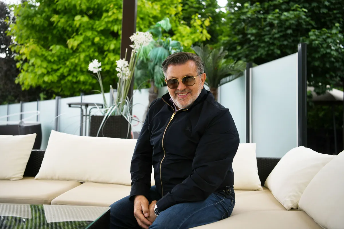 "Supruga je samo na papiru": Šerif Konjević o iskušenjima u braku, zaradi i rivalstvu na estradi