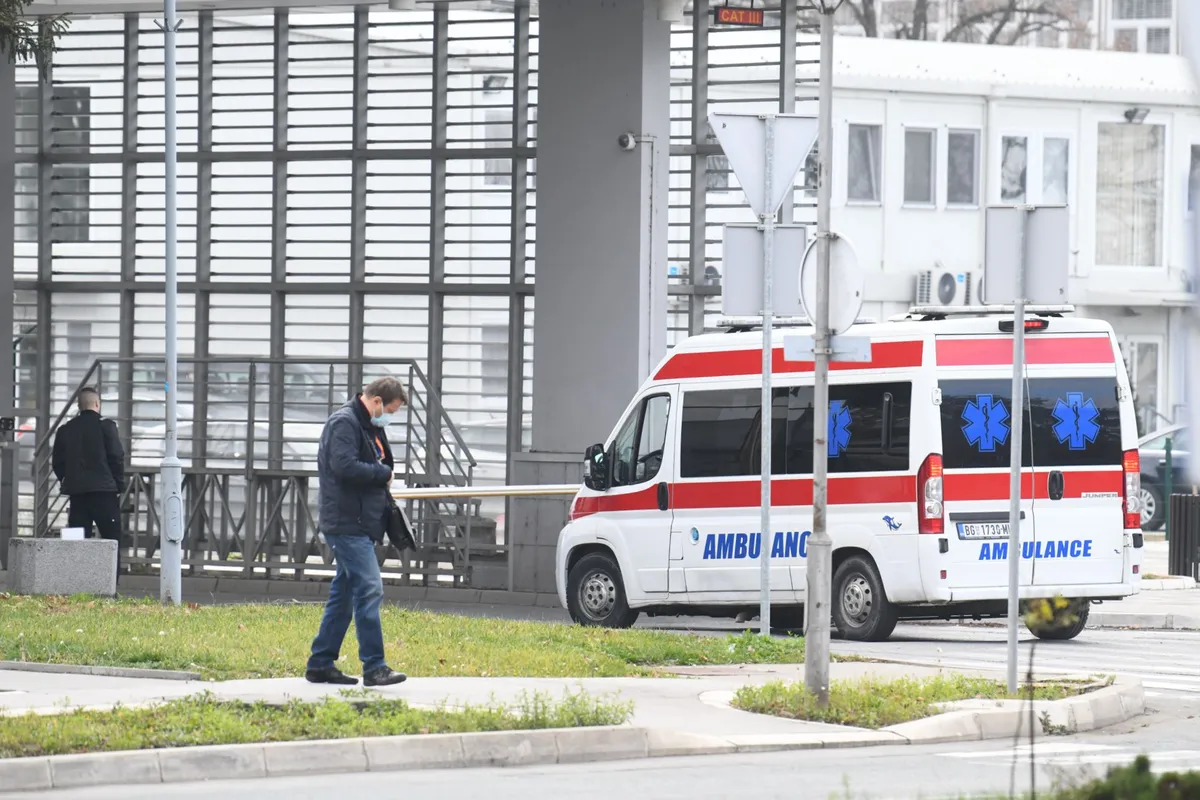 Kombi sleteo s kolovoza na putu ka Aerodromu "Nikola Tesla"