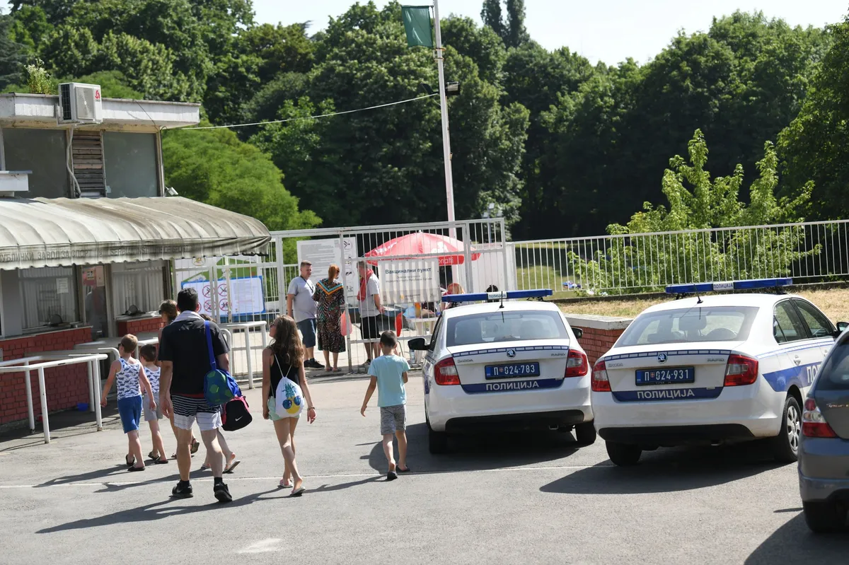 Grupa tinejdžera tokom noći upala na bazen na Košutnjaku: Napali radnike obezbeđenja jer im nisu dozvolili da se kupaju, jedan ima teške povrede