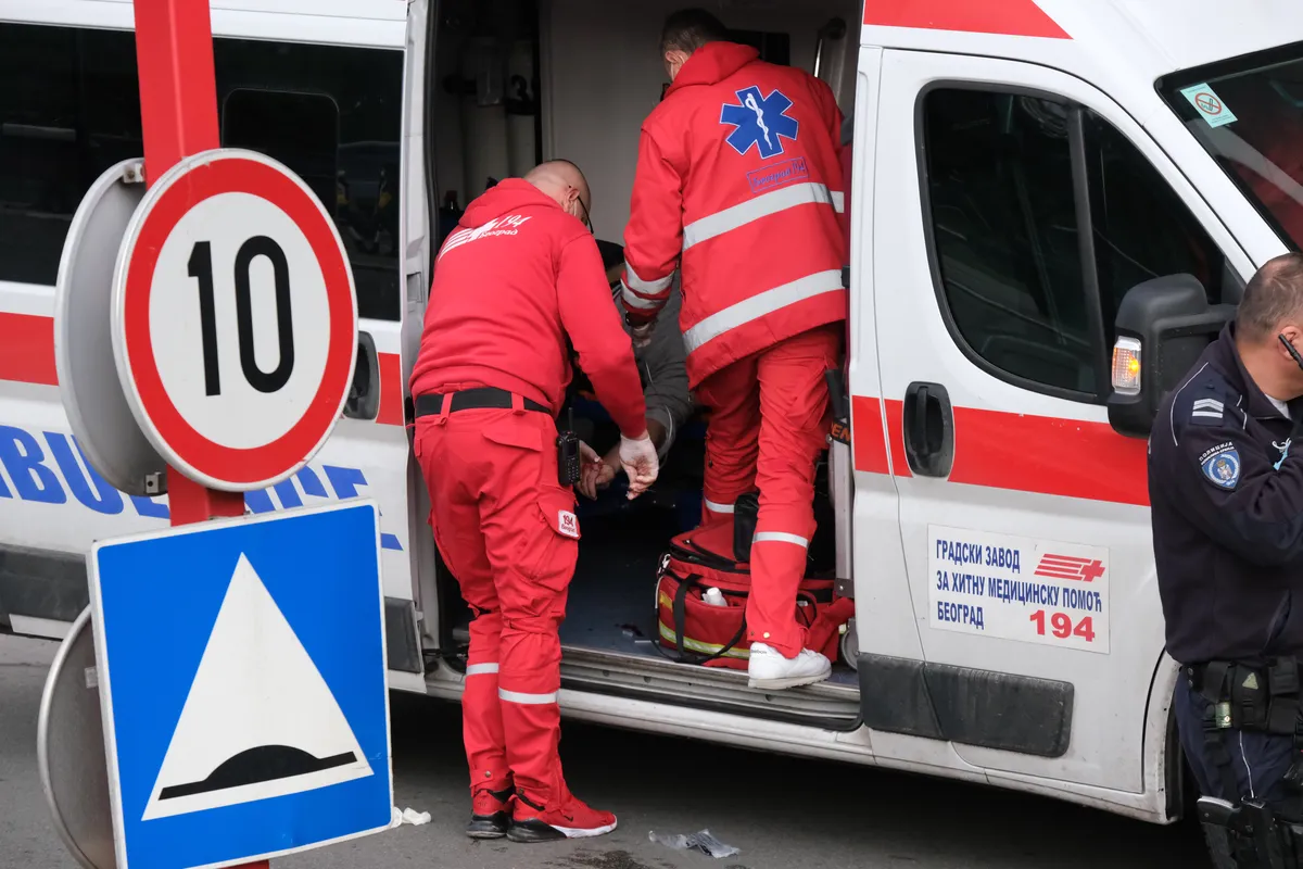 Kamion udario u autobusko stajalište u Kaluđerici: Metalna konstrukcija pala na ženu