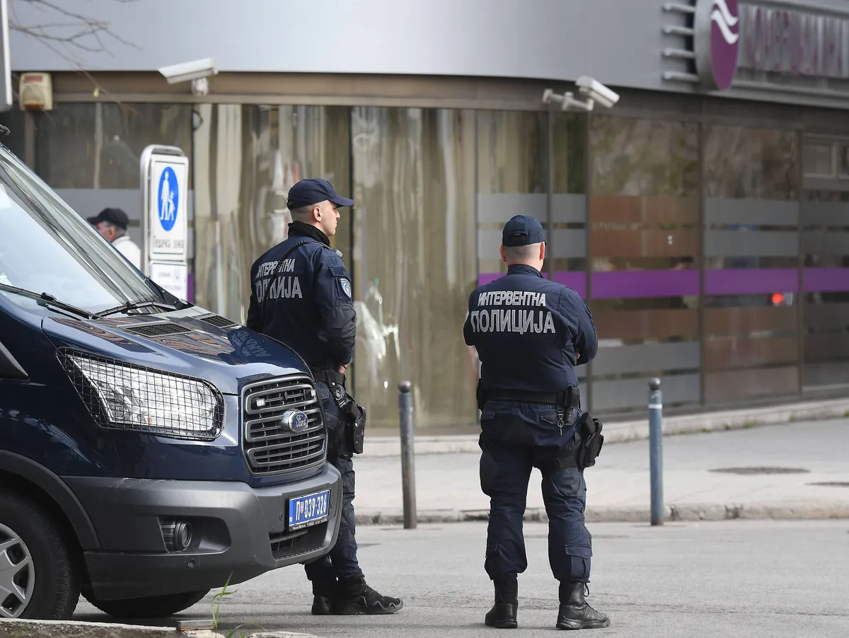 Policija ušla u Srpsko narodno pozorište u Novom Sadu tokom dodele nagrada sa 71. Sterijinog pozorja: Građani ih pitali zašto su došli, ali nisu dobili odgovor VIDEO