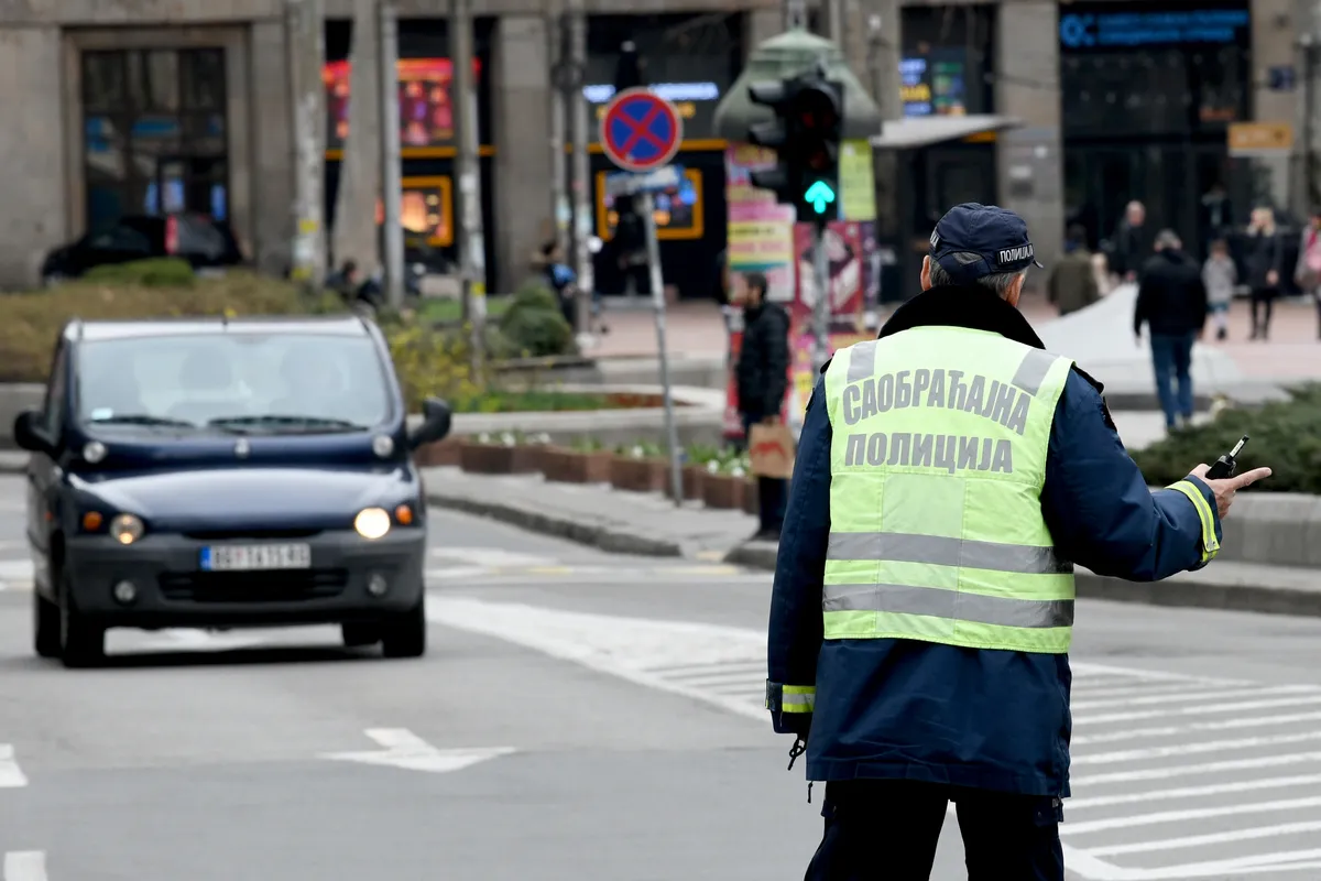 Udario u betonsku banderu, pa se u njega zakucao autobus: Nesreća na Dorćolu, automobil uništen