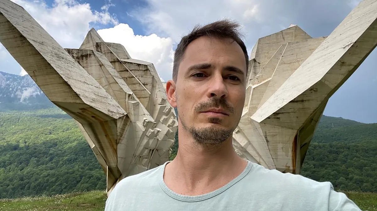 Reditelj Stevan Filipović napadnut u Makedonskoj ulici: Napadači mu oteli telefon, tukli ga metalnom stolicom, tvrdi da je u pitanju grupa plaćenika SNS (VIDEO)