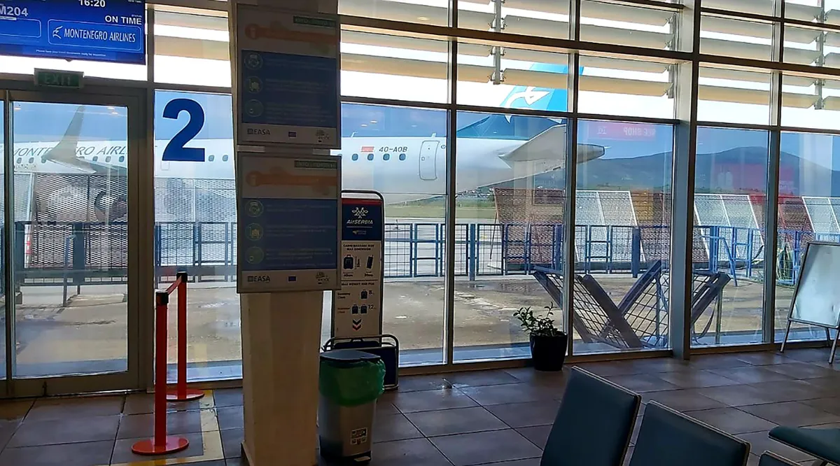Kamenovan terminal aerodroma u Tivtu, uhapšen osumnjičeni