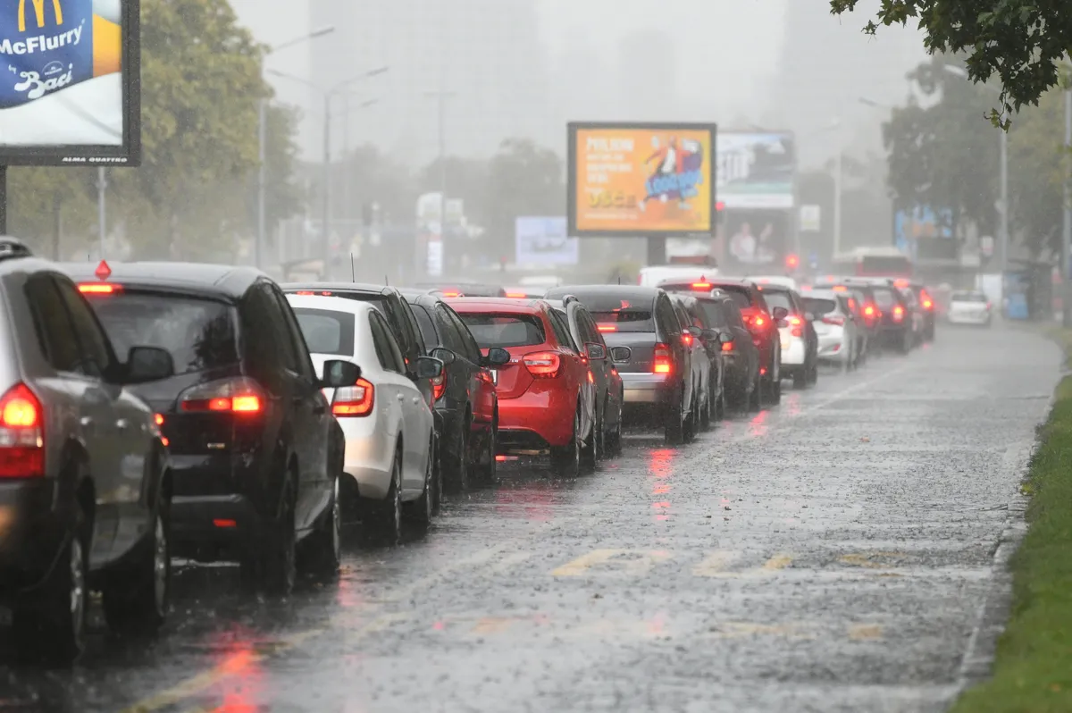 VIDEO Dramatični prizori iz Surčina: Oluja stigla u Beograd, nebo potpuno sivo, vozila se jedva kreću