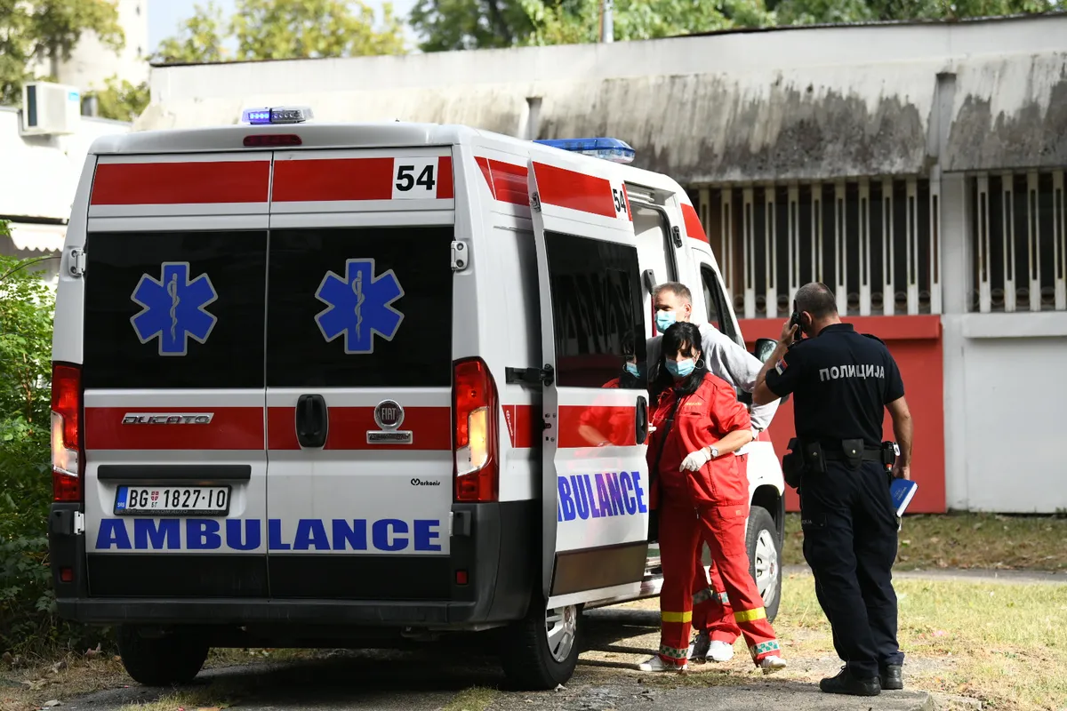 Tinejdžer (16) napadnut nožem na Vidikovcu: Kada je odbio grupi razbojnika da preda novac, jedan ga ubo u nogu