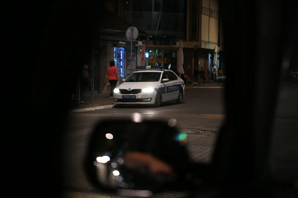 VIDEO Policija htela da "uhapsi" loptu sa meča Mačve i Partizana: Izletela sa stadiona, vratili je nevoljno obezbeđenju tek kada su ih ljudi snimaju