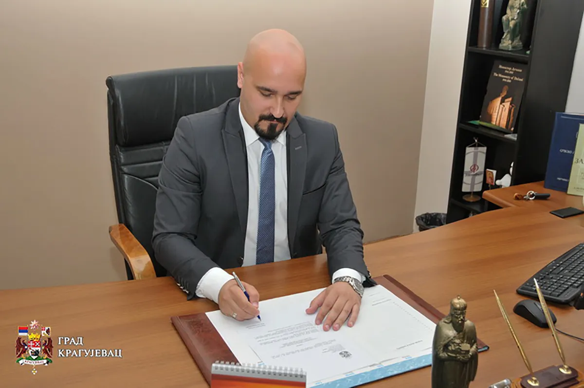 Ko je Miroslav Petrašinović, novi Uglješa Mrdić? Kačio na Fejsbuku nacističku parolu, a sad predlaže izmene izbornih zakona