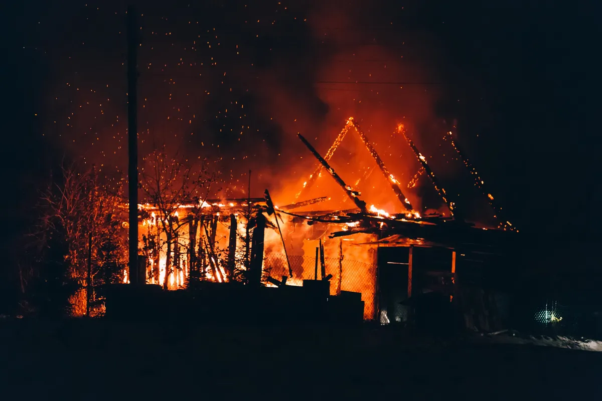 Potera u Kotežu: Policija traga za piromanima koji su noćas bacili Molotovljev koktel na lokal