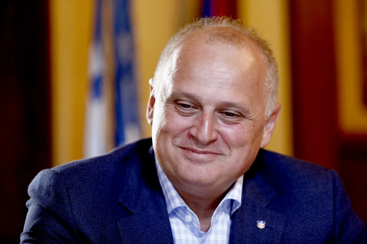 "Ne radi se ni o kakvoj grešci, ovo nije prvi put da Vesić izbegava pritvor": Advokat o slučaju bivšeg ministra koji će suđenje za nadstrešnicu dočekati na slobodi