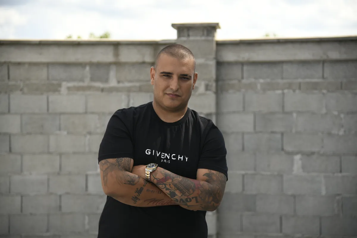 Darko Lazić pao sa ljuljaške: Njegova žena podelila urnebesan snimak koji je sve nasmejao VIDEO