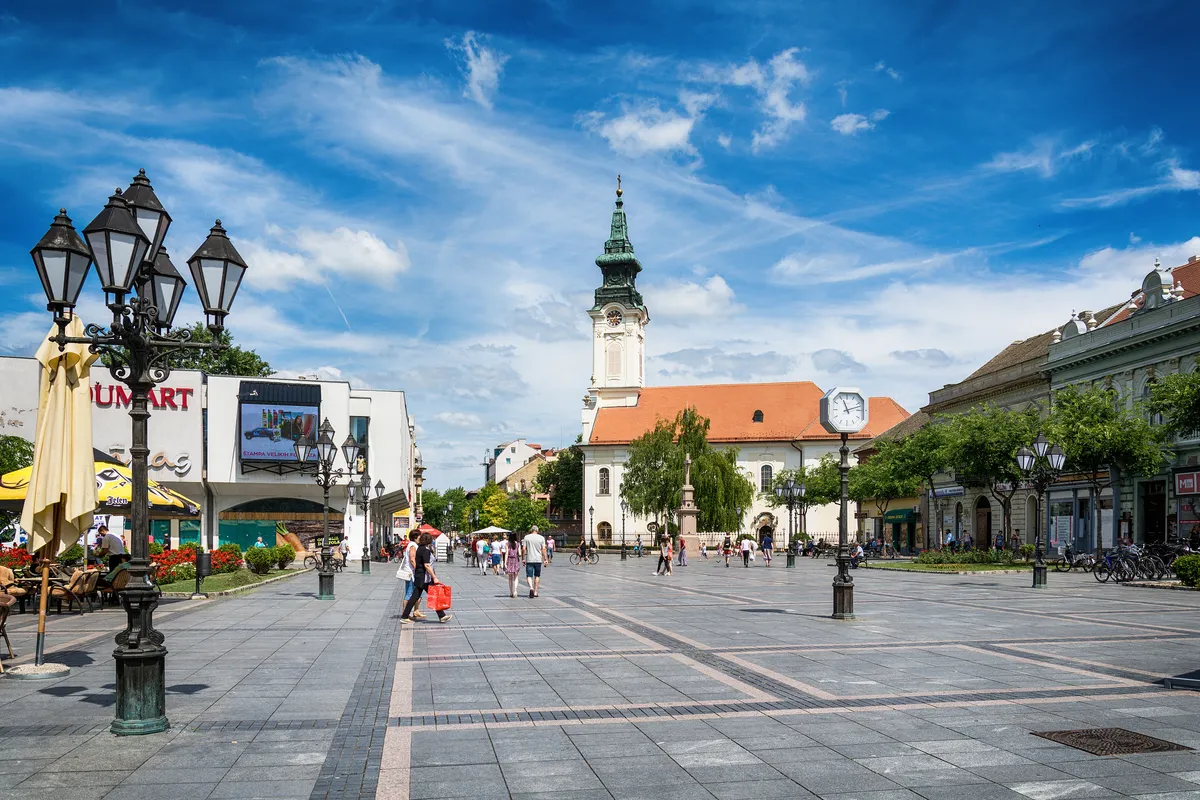 Viralna fotka ljudi u Somboru koji stoje u ogromnom redu: Ono što čekaju je pravo iznenađenje za Srbiju