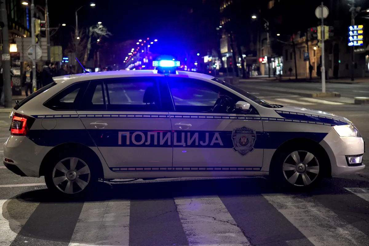 MUP: Razbijao stakla na automobilima i stambenim objektima u Zemunu, pronađena i droga