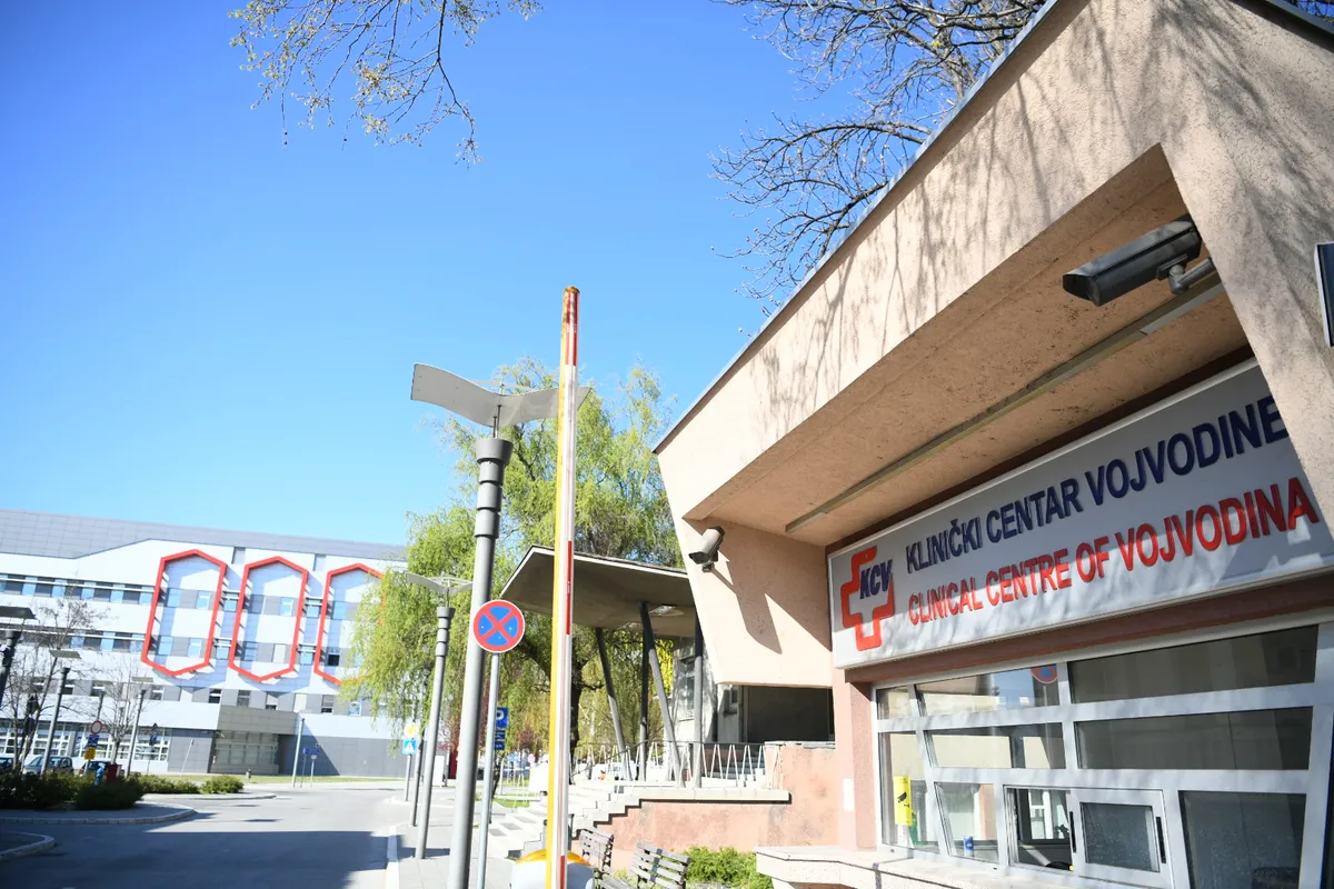 Oglasio se Klinički centar Vojvodine: Netačna informacija da se obrušio plafon - u toku sanacija krova