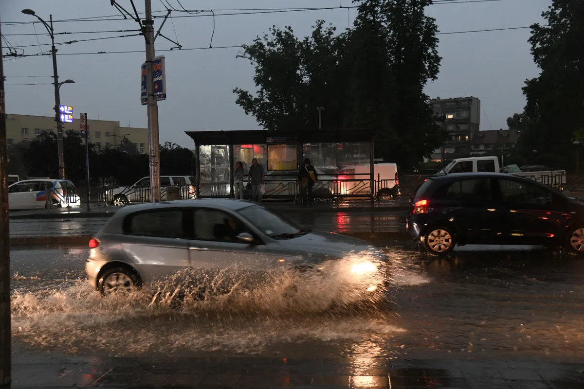 Nevreme pogodilo Mali Zvornik: Obilna kiša poplavila ulice, bujice vode otežavaju saobraćaj