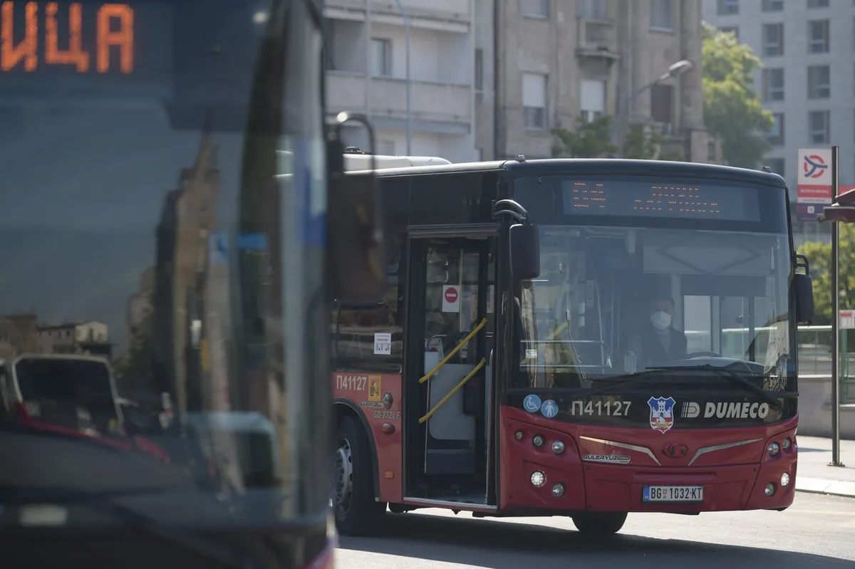 "Napao je maloletnicu i njenog druga": Tuča dvojice muškaraca u autobusu na liniji 18 VIDEO