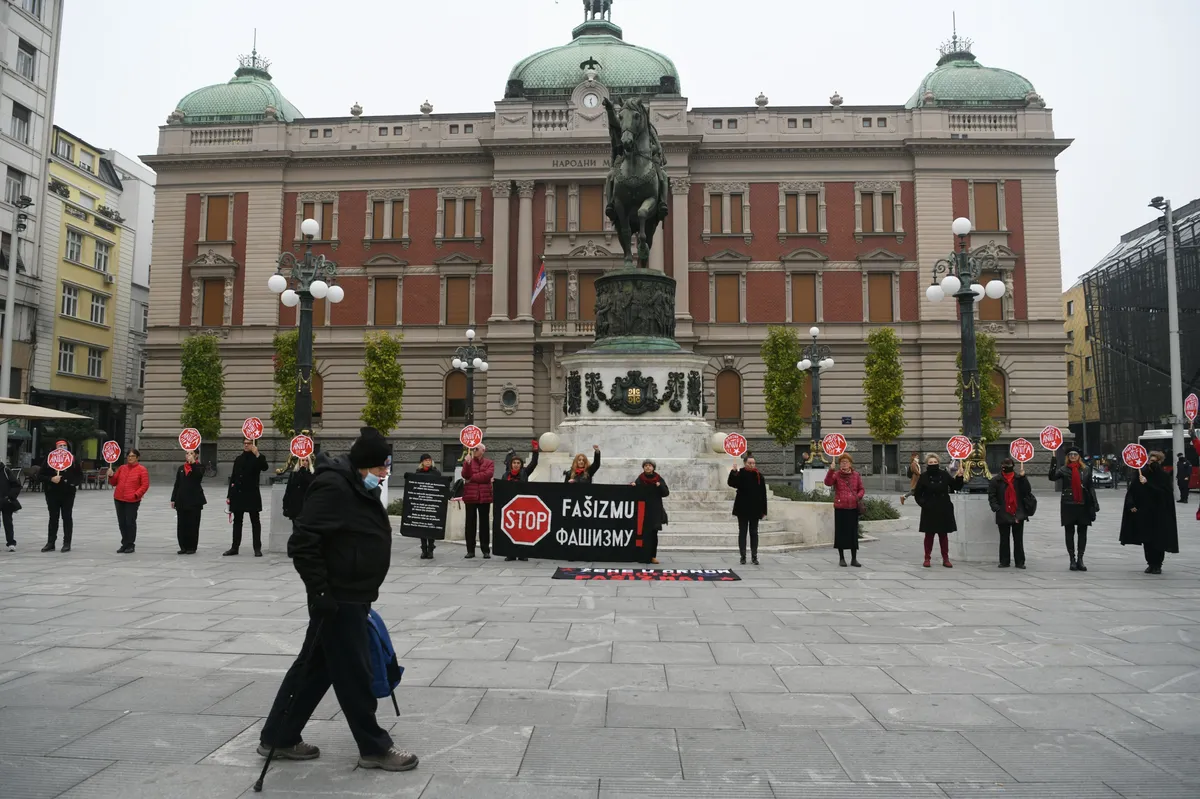 Žene u crnom stajale na Trgu republike povodom 31. godišnjice Srebrenice