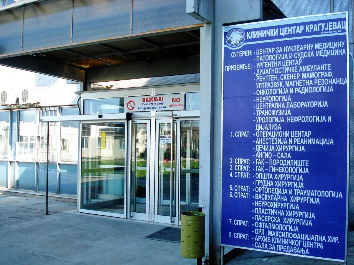 Dvoje dece, koje auto pokosio u centru Kraljeva, prebačena u Klinički centar u Kragujevac, osumnjičeni priveden
