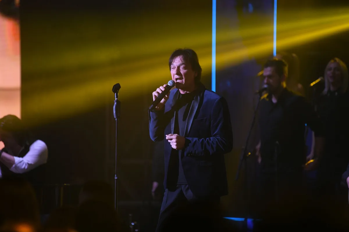 Zdravko Čolić sišao sa bine, pa poljubio ruku Milici Pavlović: Ona se postidela (VIDEO)