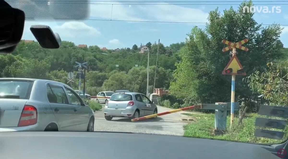Infrastruktura železnice Srbije upozorava: Vozači učestalo zaobilaze spuštene branike na pruzi u Železniku