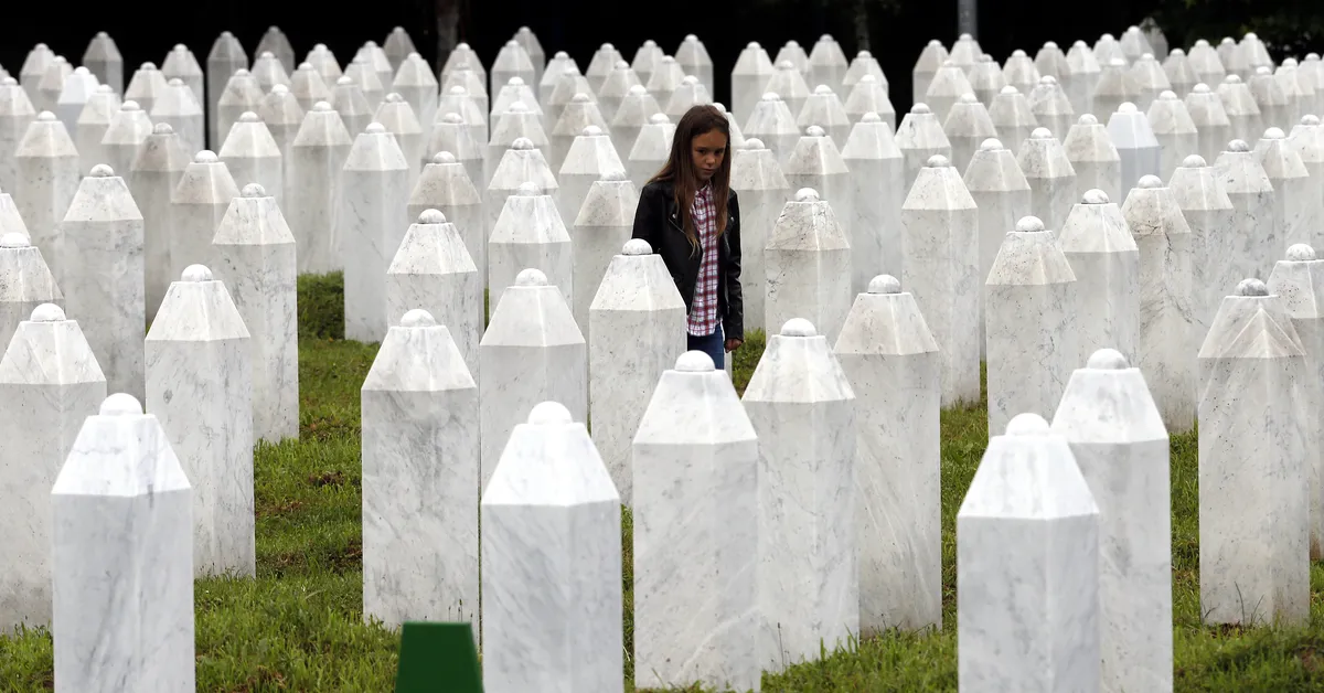 Danas se obeležava 31 godina od zločina koji je potresao svet: Desetine hiljada ljudi očekuje se na odavanju pošte žrtvama Srebrenice