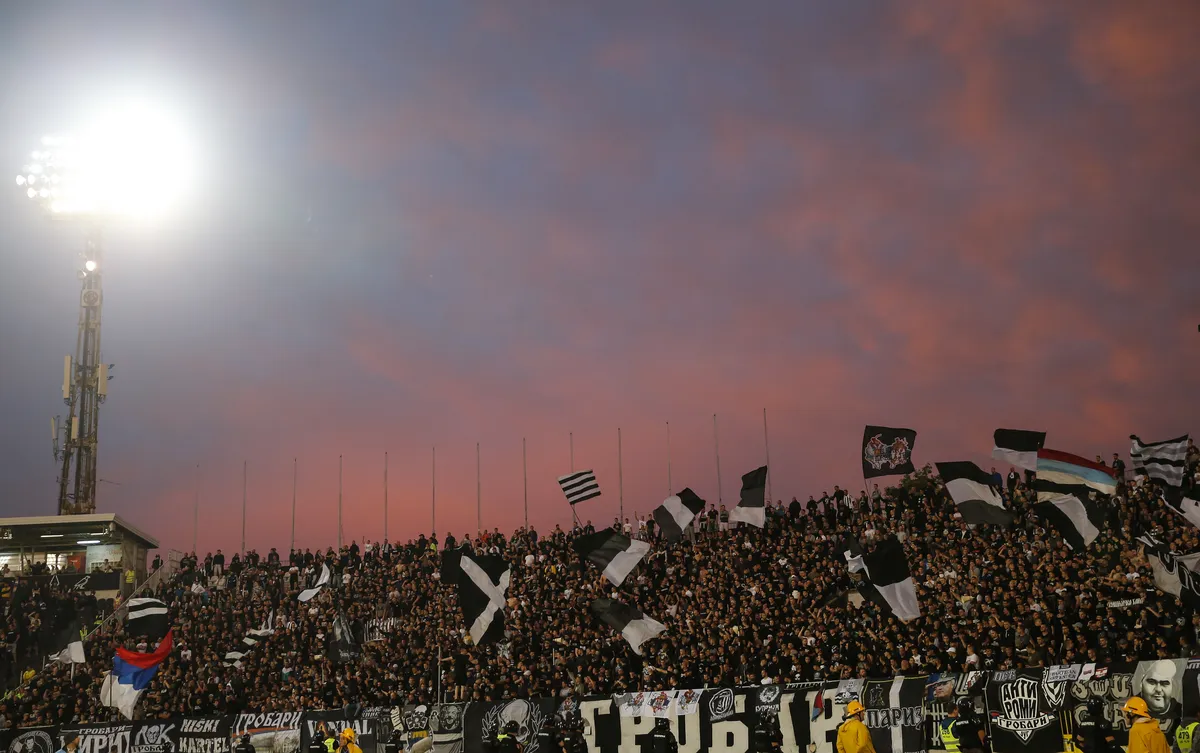 "Grobari" gromoglasno vređali Vučića, odzvanjao stadion VIDEO