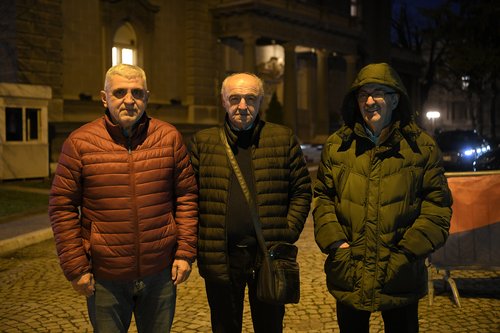 Protesta e prindërve të djemve që vdiqën në kafenenë Panda në Kosovë, ndërtesa e presidencës në Novi Dvor