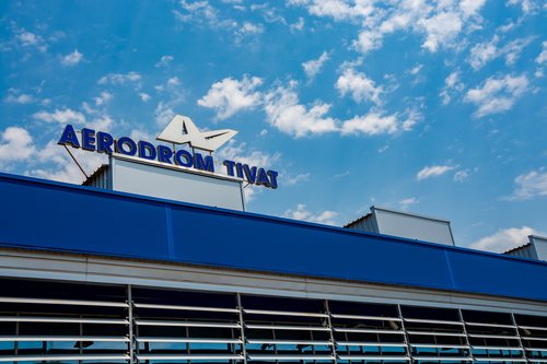 Aeroporti i Tivatit, Mali i Zi Foto: Shutterstock/Dizfoto