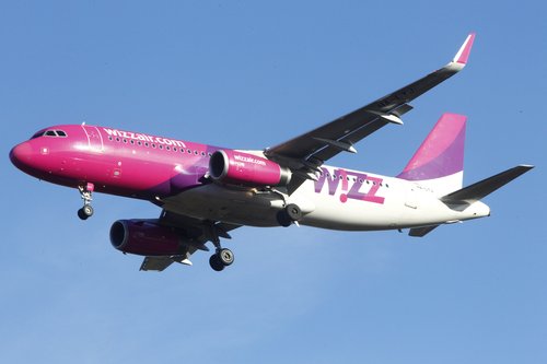 epa06625042 Wizz Air Airbus A 320 - 232 is landing at Riga International Airport, Latvia, 23 March 2018.  EPA-EFE/TOMS KALNINS
