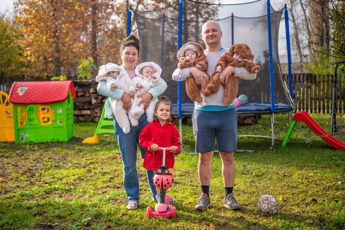 Serial Und Ina Ina, Inda, Irina i Iris su prirodno začete četvorke koje su Srbiju ...