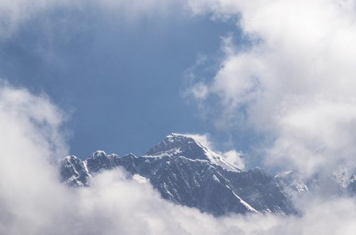 Nepali anulon ekspeditat në Everest për shkak të pandemisë së koronavirusit