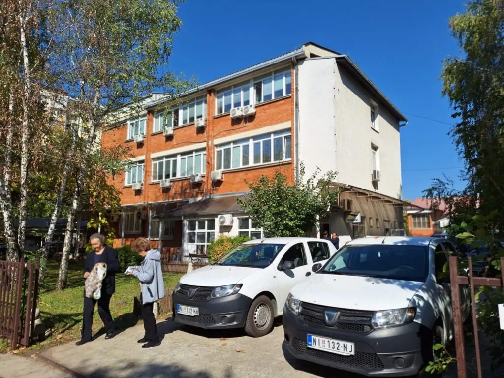 Sumnjivo snimanje niške opštine Medijana: Nepoznati muškarac snimao zgradu, dvorište i parking, slučaj prijavljen policiji