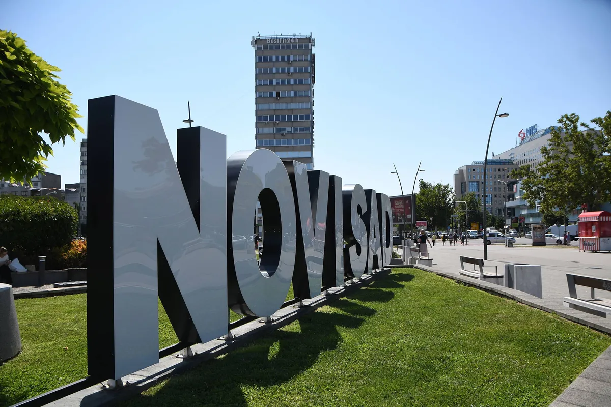 Po Novom Sadu ispisani grafiti precrtanog broja +384 - pozivni koji se povezivao sa Vojvodinom FOTO