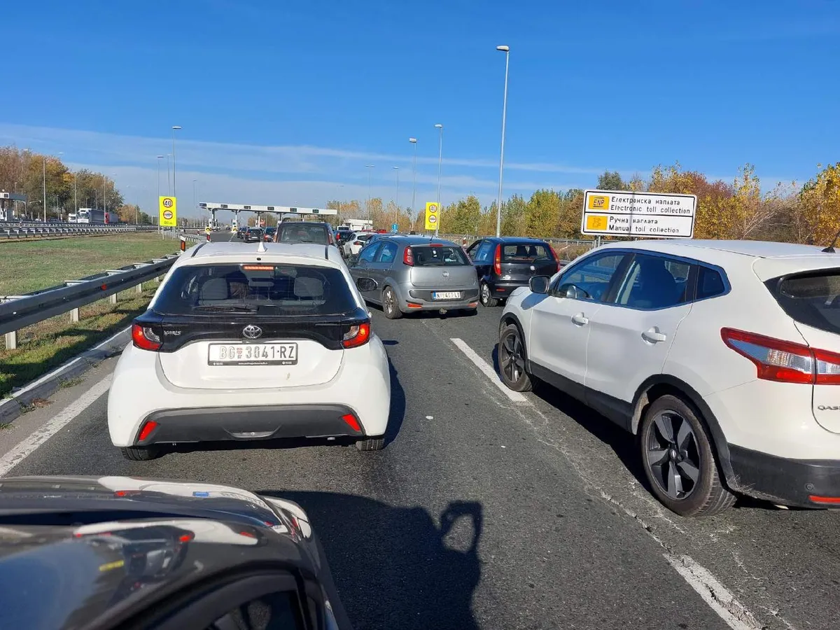 Drama na auto-putu za Čačak: Automobilom se zakucao u bankinu kod isključenja za Lajkovac, vozilo potpuno smrskano