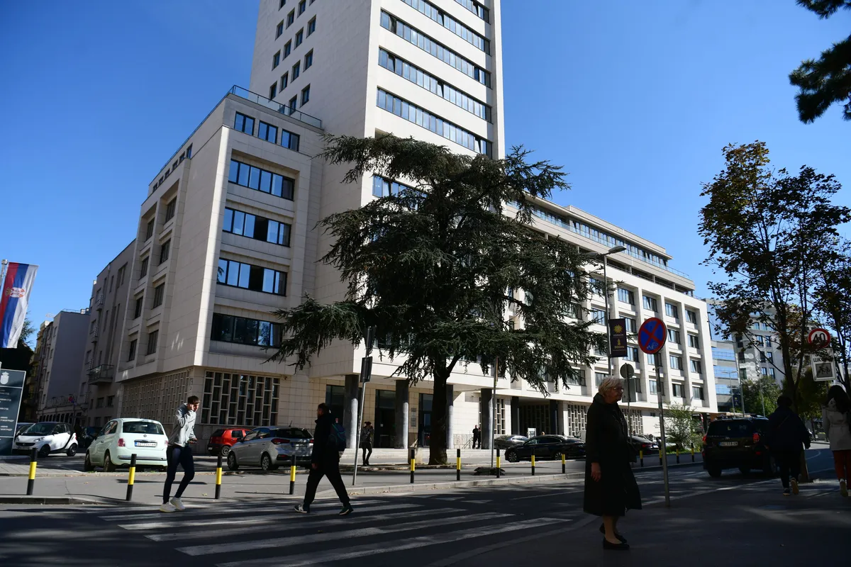 Godinu dana kućnog zatvora za nasilnika s Vračara: Kolima zakačio kolica s bebom, pa unakazio oca deteta koji mu je prišao