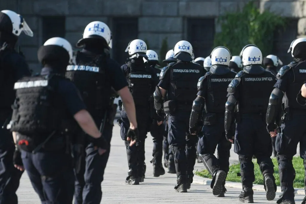 Veliki broj pripadnika policije stiže u Beograd pred studentski skup na Slaviji VIDEO